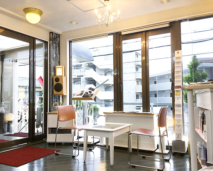 ヘアーサロン アレス 入口待合スペース